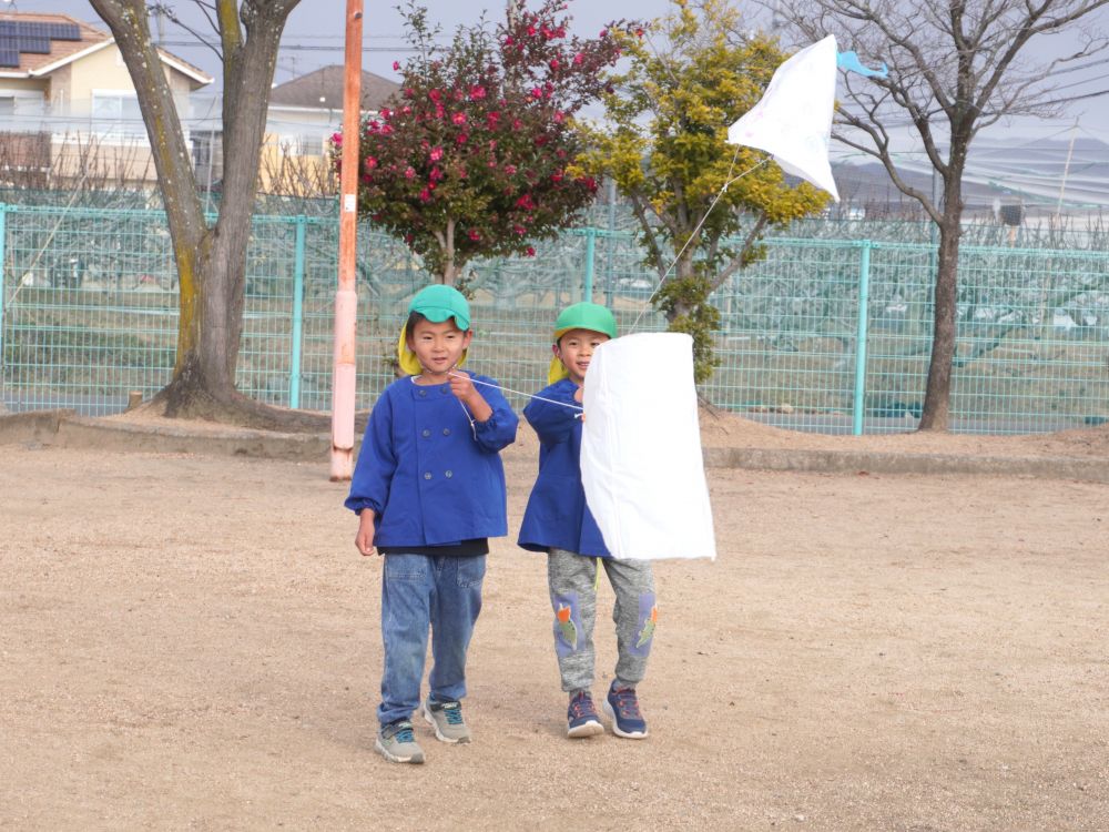 「走ってないのに飛んでる～」
「風が強いけんよ！」
風の流れにのせて凧が勝手に飛んでくれた！
風の強さや向きも凧あげには重要なことに気付きました！