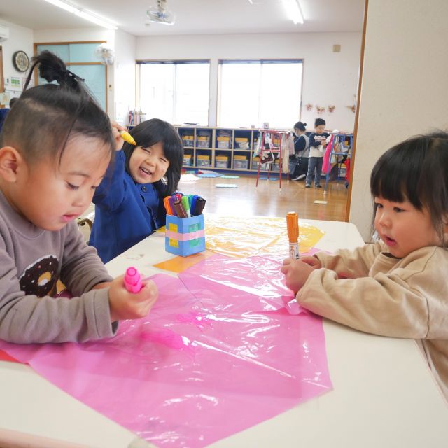 ＊　３歳児　戸外で元気よく①　＊