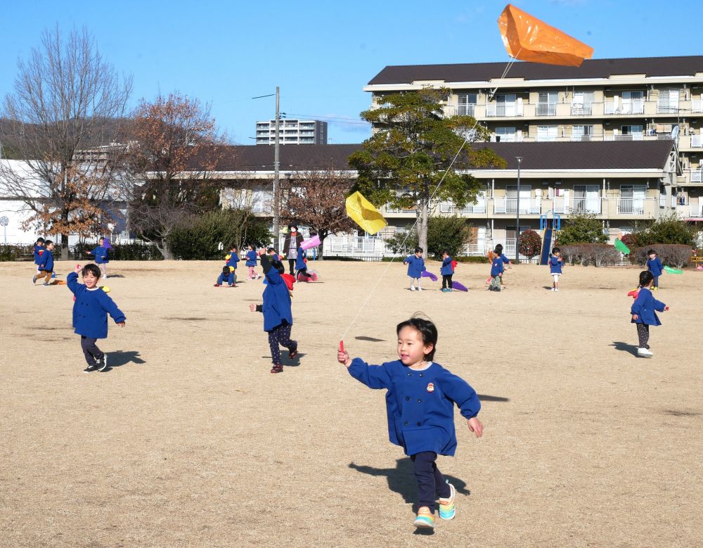 今日は風が強くてまさに凧揚げ日和・・・
公園を思い切り走る！！
凧も揚がる揚がる揚がる！！
高く揚がったことが嬉しくてみんなの気持ちも舞い上がる♡
