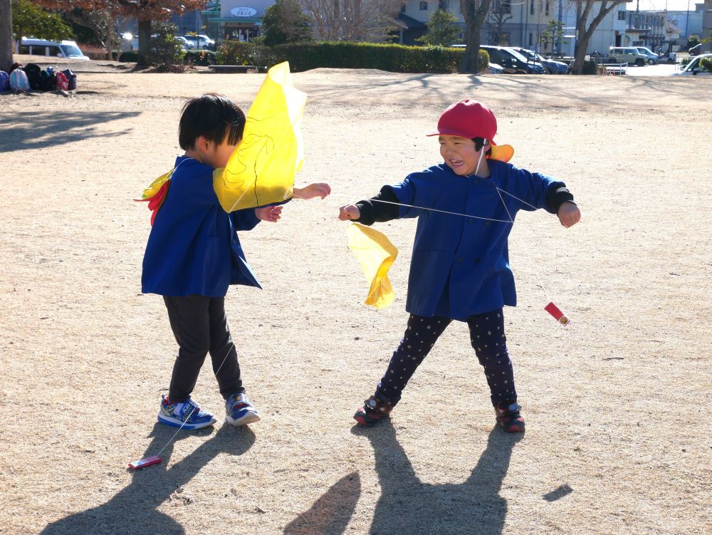 『ちょっと待ってよ～』
『絡まってるじゃん』
『糸と糸がくっついてるんよ・・・』
2人で絡まっている原因を考えたり
なんとかして取ろうとしてみたり・・・
まずは自分たちで考えて行動！！その間は先生も見守る・・・
でもどうしても困ったら・・・『お～い！！手伝って♡』
助けを求めることも大事だね♡