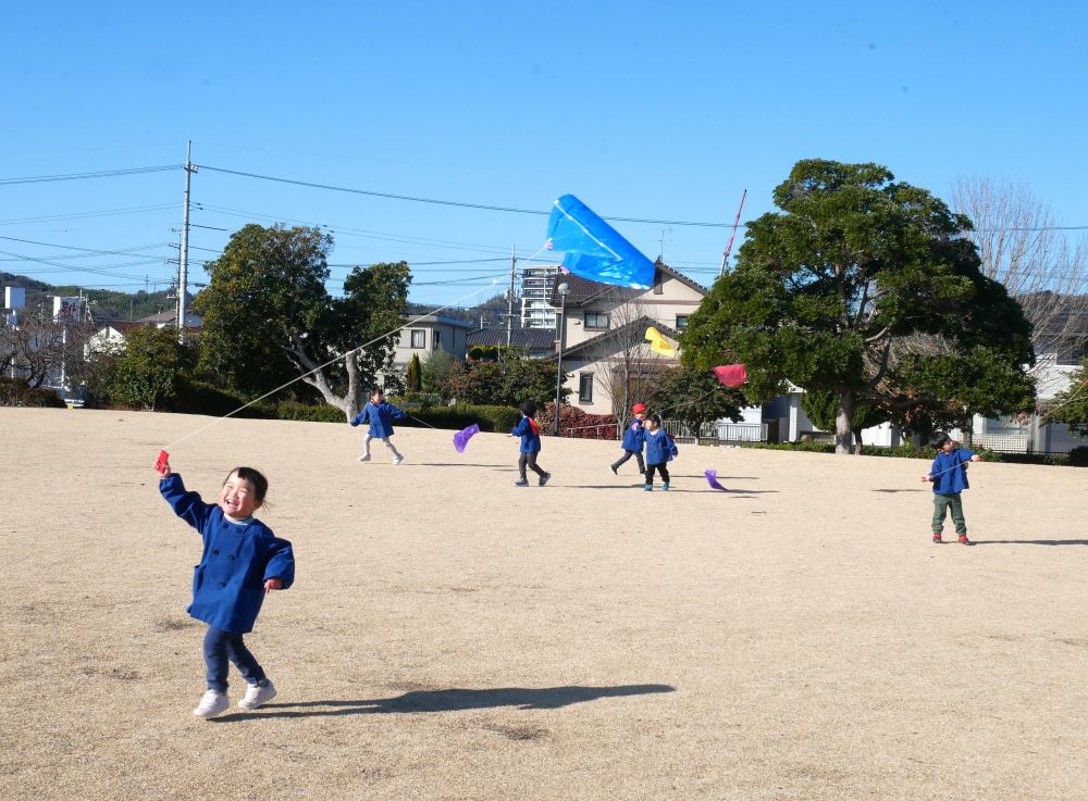 『みてみて～♡空くらい高く揚がってるでしょ？』
自分の作った凧が空高く揚がり大満足のKちゃん
