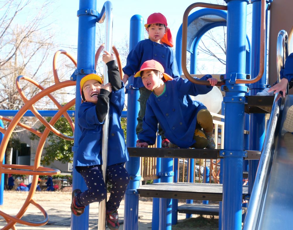 公園の中で体を動かして遊ぶのって楽しいね♡
登り棒が好きなRくん
『ここでもぶら下がれるようになったんよ～』
出来る事が増えると嬉しいし自信に繋がります