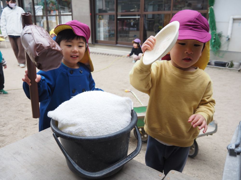 お正月休み明け、久しぶりに友達と顔を合わせ、
嬉しそうな表情を見せていた
クマ・ヒヨコ組さん

今のブームは、餅つきや福笑い、羽子板などのお正月遊びです♪

真っ白でモッチモチの弾力満点のお餅を
ぺったん　ぺったん・・・・お餅つき♡

お餅をついていると、すかさずお皿を持って来てくれて、
「これに入れてくださーい！」
とやりとりを楽しむK君とH君
