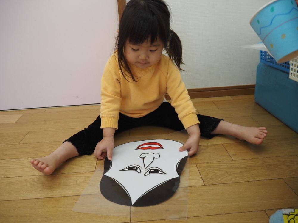 福笑いでは、顔のパーツを手に取り
「ここ？」
と友達と一緒に考えながら、
思い思いの場所に貼って楽しんでいました！
完成した顔を見て「できたよ！」と喜ぶIちゃん