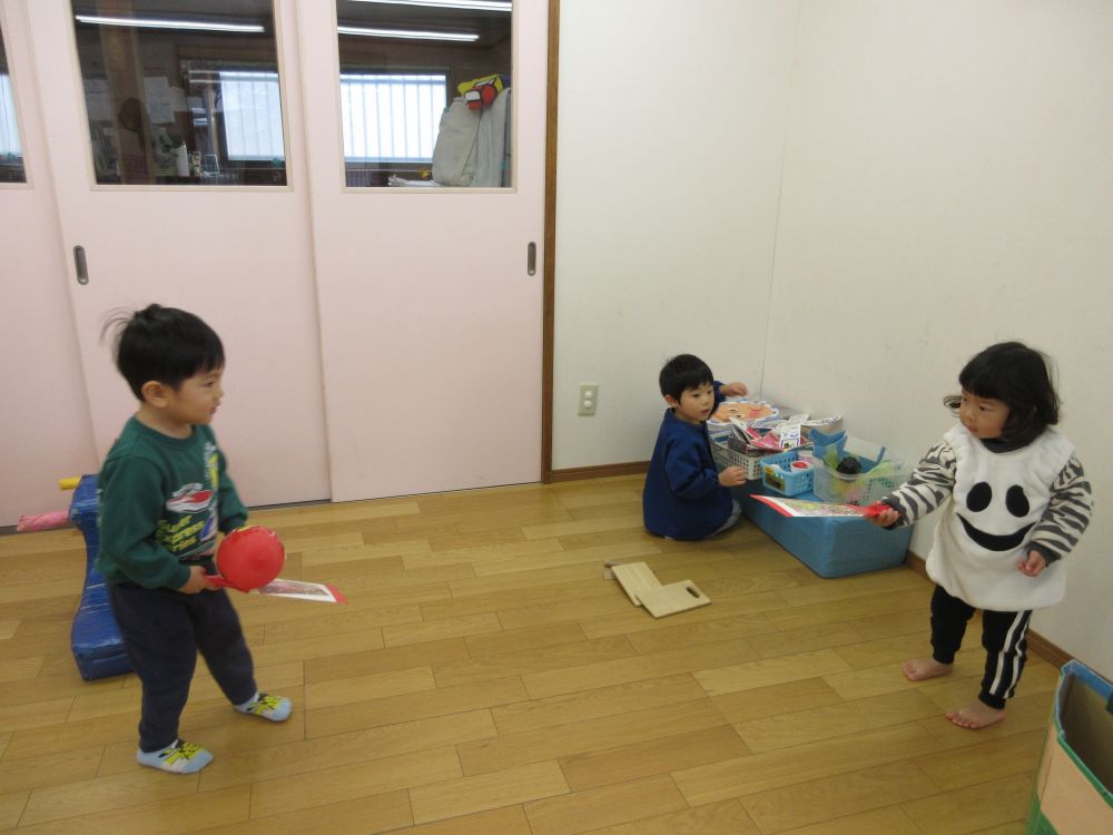 羽子板あそびでは
「いくよ！」
と声をかけられると、真剣な眼差しに変わるI君
打ち返すことは難しくても、
「もう一回！」
と何度もやってみる姿が見られました✨

お正月遊びを通して、友達とのやりとりを楽しむクマ・ヒヨコ組さん
今年もたくさん遊んで、たくさん笑おうね😊
