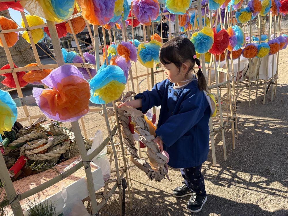 みんなでおおどおり公園までおさんぽ。

しめ縄をとんどのところへ持って行ったよ。
上手に入れたよ😊
