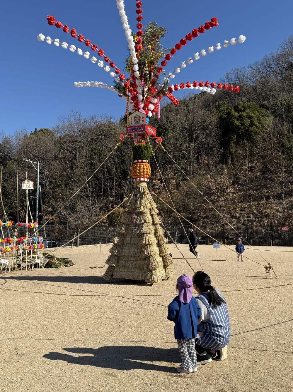 「おっきい！」
「みかんがある🍊」

Sちゃん、先生と一緒に観察👀