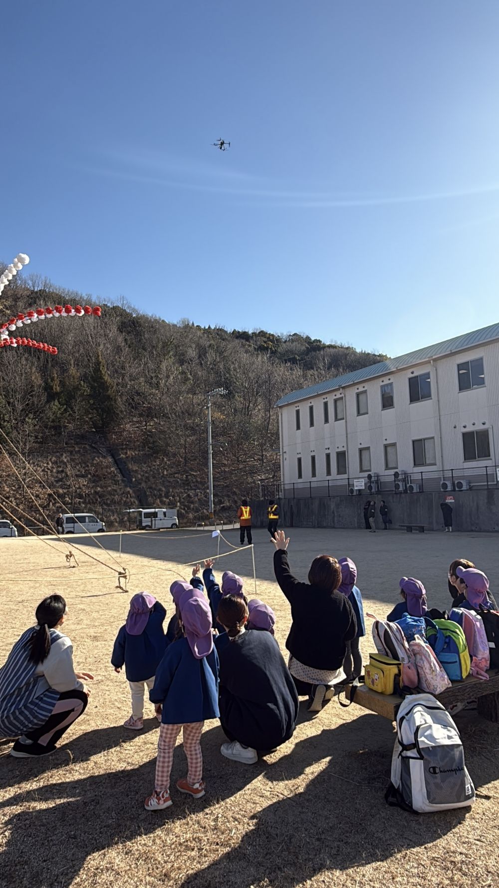 ドローンを見学したよ👀

大迫力のドローン！
みんな見た事あるかな？

「おーい✋」って、手を振ってアピール♡