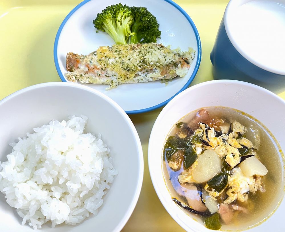 ご飯

鮭の香草パン粉焼き

ゆでブロッコリー

トマトとチンゲンサイのスープ

牛乳