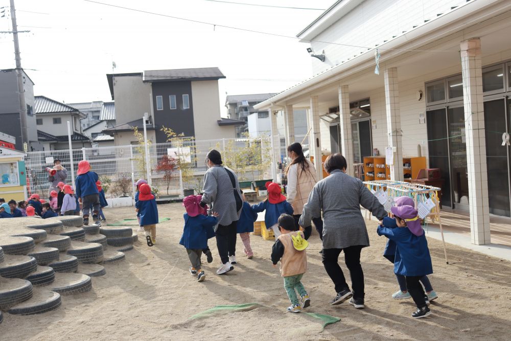 空気が乾燥して、火災が発生しやすいこの時期
消防士さんに来園していただき、防火訓練の指導をしてもらいました

非常ベルが鳴って園庭に急いで避難をします

保育者の話をしっかりと聞いて避難をする子ども達です
