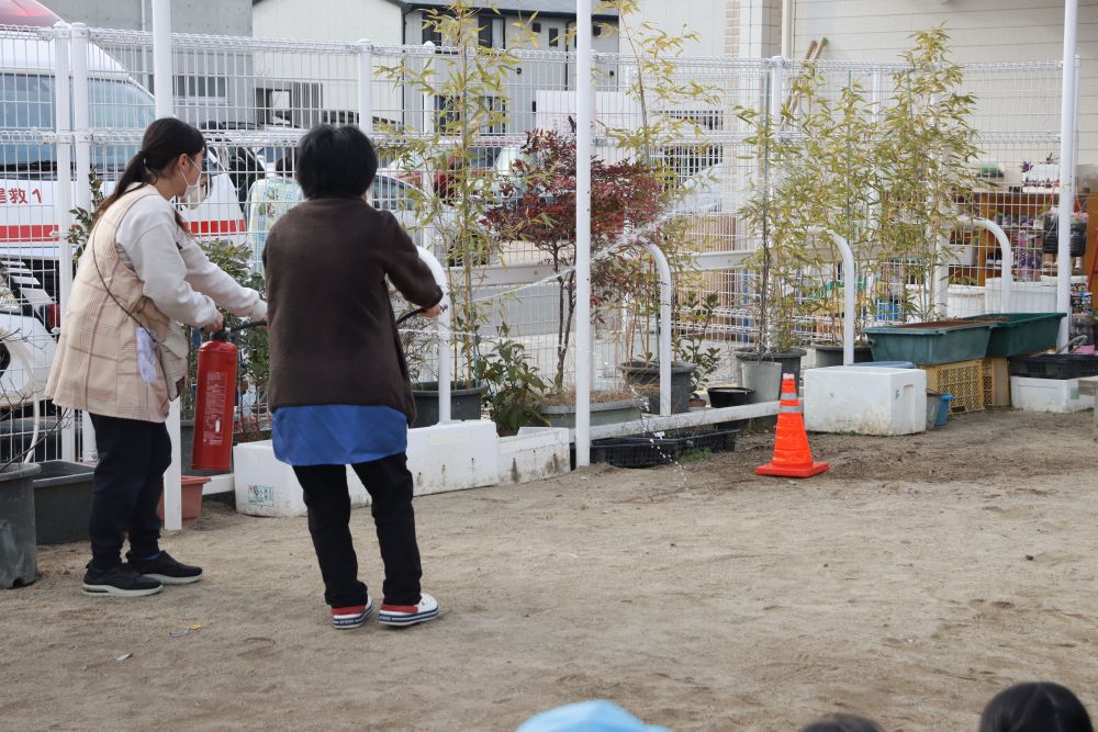 水消火器を持ってきてもらい初期消火訓練もします

いざという時、子ども達の命を守るため真剣です