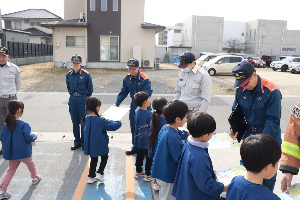 最後にお礼を言って、ゆめはうすカレンダーをプレゼント☆
曜日関係無く、交代制で働く消防士さんに、年間カレンダーは必需品

カワイイ絵を見て喜んでくれました♡


本日は寒い中、ありがとうございました