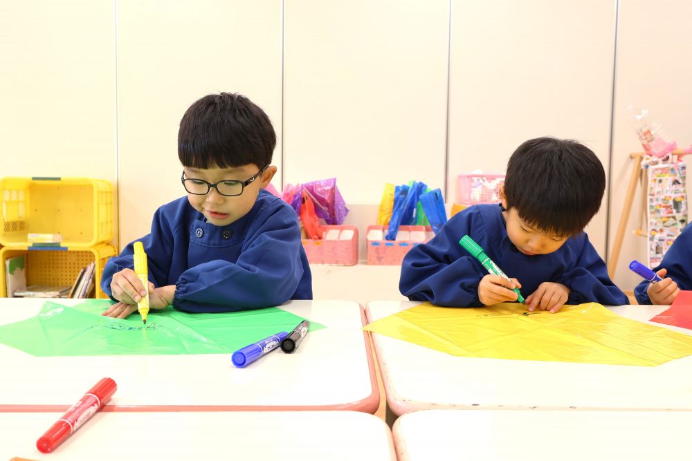 戸外で思いきり体を動かすことを楽しむ♪
みんなでたこを作ってたこあげをすることに！



　「ドクターイエローにしよ！」
　「それいいね～」
自分の好きな絵を描いたり、
友達の描いている絵を真似てみたり…
イメージした物を描いて楽しむ！