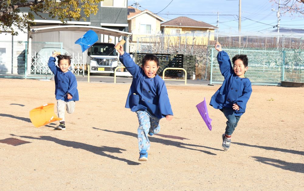 作ったたこを持って高西公園へ！
　「どう！？飛んどる！？」
　「こっち向きに走ったほうが飛ぶよ！」
腕をあげて全力で走ったり、
風の向きを考えてみたり…！
友達と一緒に夢中になる♡