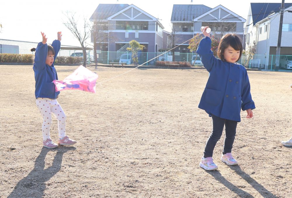 　「せーのって言ったら走ってね！」
　「いくよ！せーのっ！」
友達のたこを持ってたこあげの手助け☆
自分で走ったときよりも揚がったたこに
２人で大喜び！
何度も繰り返して、楽しさを共有♡