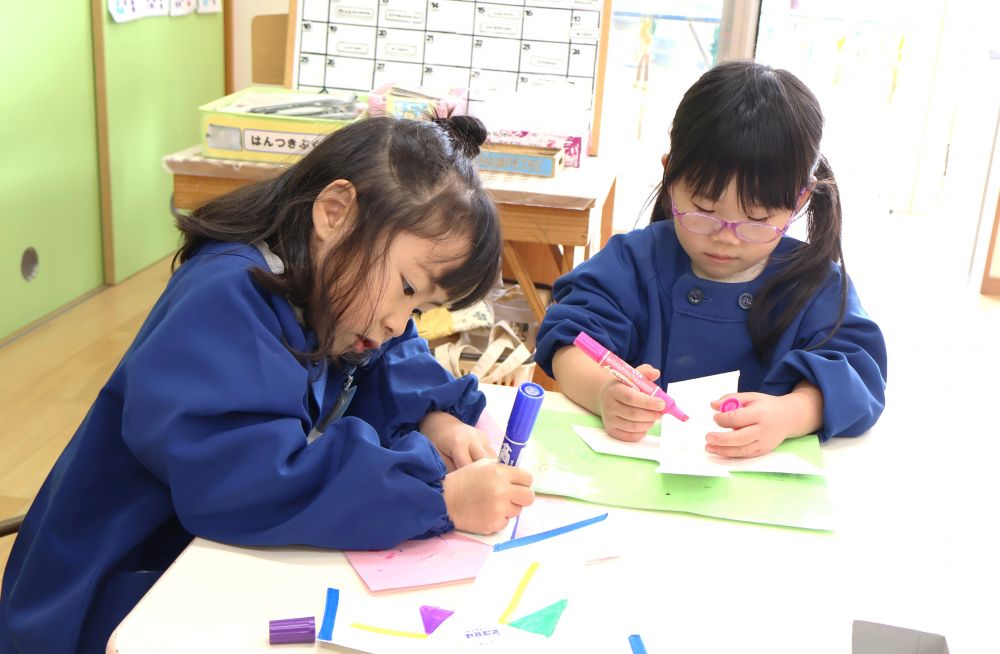 ペットボトルのキャップをくっつけて
こまのように回して遊んでいたところから
他の廃材も使ってこまを作ってみることに！



　「この形のこまにしよ！」
　「どんな絵にしよっかな～」
好きな模様を描いたり、
自分の顔を描いてみたり！