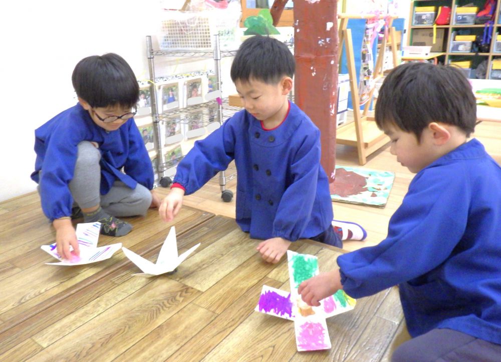 　「お！回った～！」
　「めっちゃきれいじゃん」
　「羽のところ上にしても回るよ」
こまによって回る速さや長さが違うことに
気付く姿も☆
友達とこま回し競争を楽しむ♡