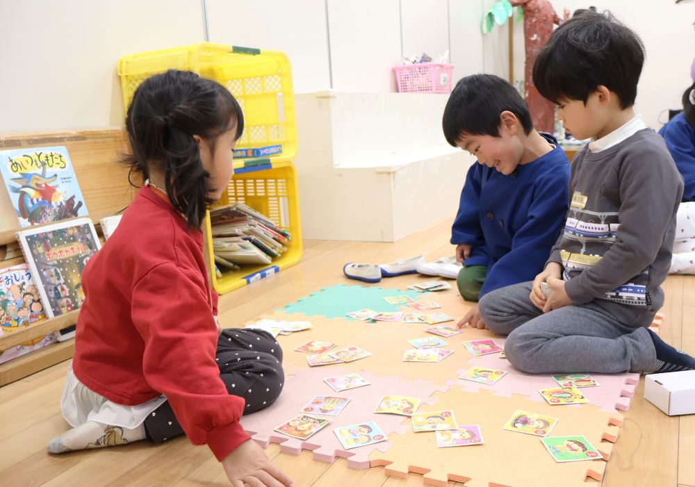 少しずつ文字や数字への興味・関心をもつ姿が
みられるようになってきたゾウ組さん♡
かるたを通してさらに知りたい気持ちが高まる！



　「これじゃない！？」
食べ物の絵を探したりひらがなを探したり…
真剣に探しながら、取ったときの喜びを感じる♡