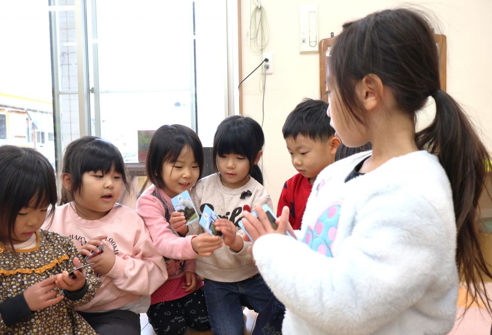 　「１つとれた～！！」
　「Cちゃんはね２こ！」
自分のとった枚数を数えたり
友達の枚数を一緒に数えたり…
取れた喜びやもっと取りたかった気持ち
いろいろな気持ちを共有♡