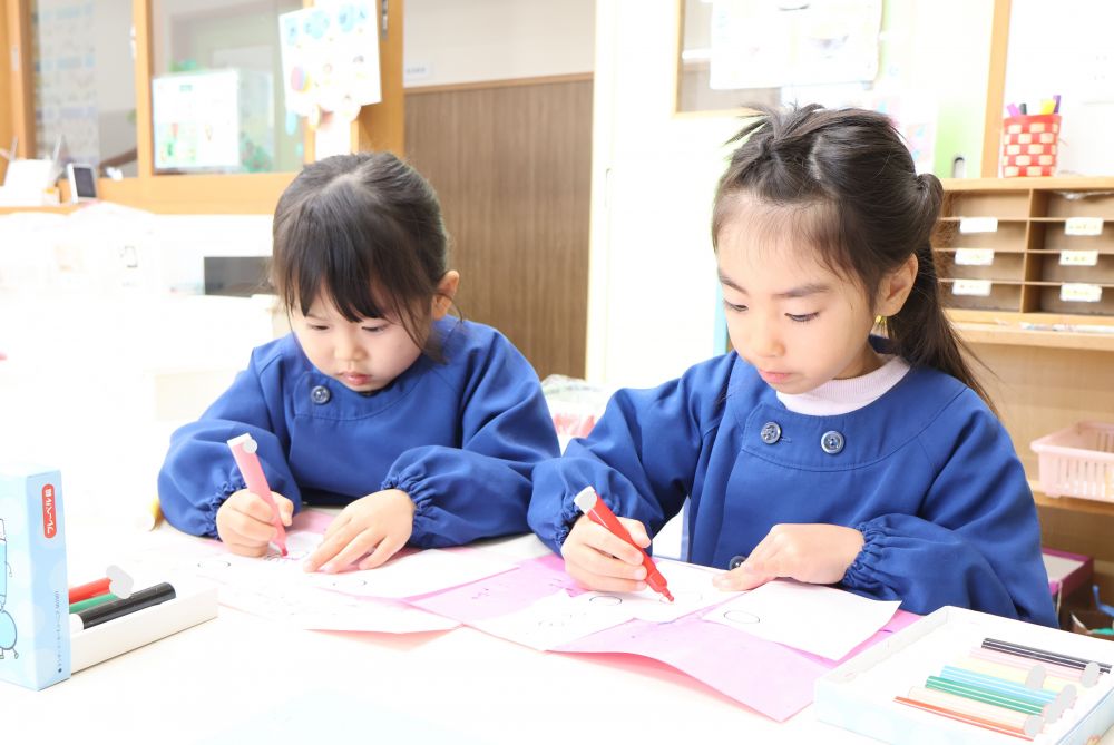 かるた作りにも挑戦！
　「Iちゃんはりんごにしよっと」
　「『も』って、なんか難しいね…」
自分の好きな食べ物や動物を描いたり
ひらがなの形をよーく見て書いたり…
遊びのなかからいろいろな学びが広がる♡