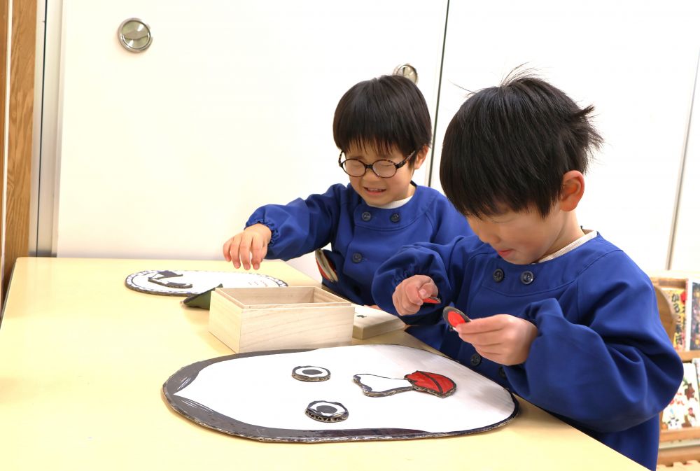 さまざまな正月遊びを楽しみながら
日本の文化にどんどん触れているゾウ組さん♡
繰り返し楽しむなかで、遊びの幅が広がる！



　「目つむってからするんよね～」
　「これなに！？」
指先でパーツの形を確かめながら置いたり、
ちょっぴり目を開けてみたり…！
ドキドキ・ワクワクの福笑い！