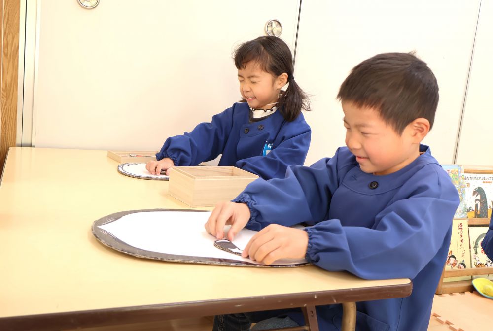 　「どっちが上手にできるか勝負ね！？」
　「絶対目開けたらダメよ！？」
素早くパーツを置きながら勝負！
目を開けてみるとどちらも
変な顔になって大笑い！！