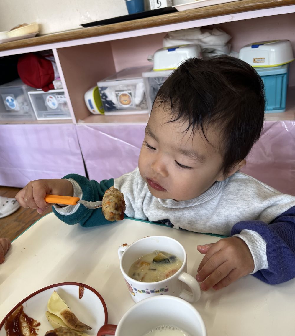 昨日の給食は毎年1月恒例の「おみくじハンバーグ」でした。

ハンバーグの中に【チーズ】【ウインナー】【ちくわ】
3種類のうちのどれか一つが入っていて、
どれが当たるかお楽しみ♪
というおみくじのようなメニューです。

「なにが入っているかな～？」
