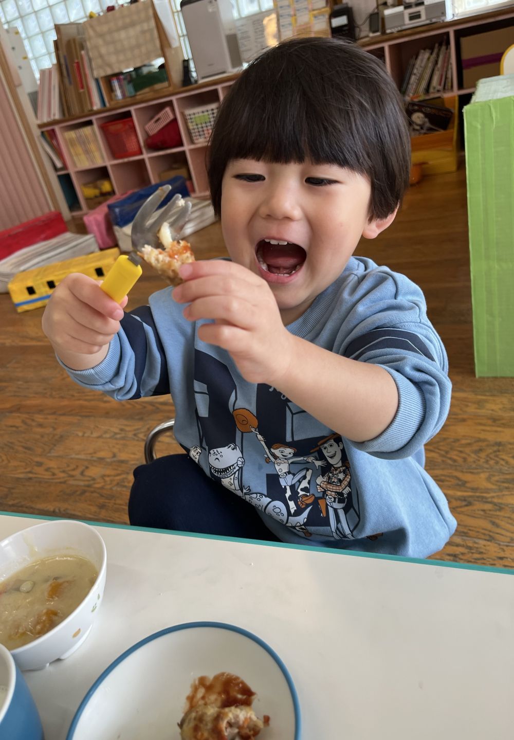 みんな、一口食べて…もう一口食べて…とドキドキです。

「ちくわ！」と喜ぶHくん。