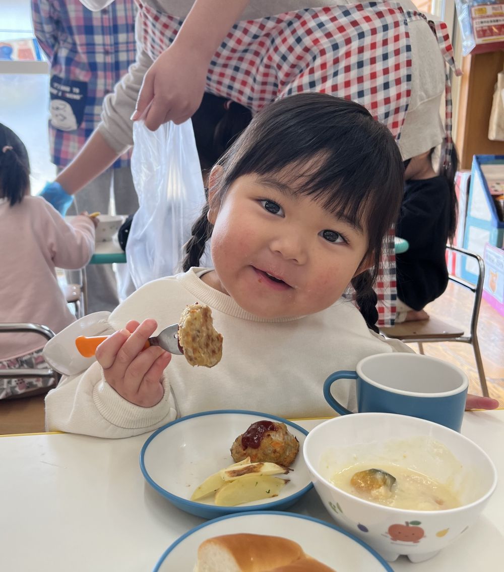 みんな、好きな具材に当たったかな？

時にはこんなお楽しみメニューも
楽しい給食時間・食べる意欲につながりますね。