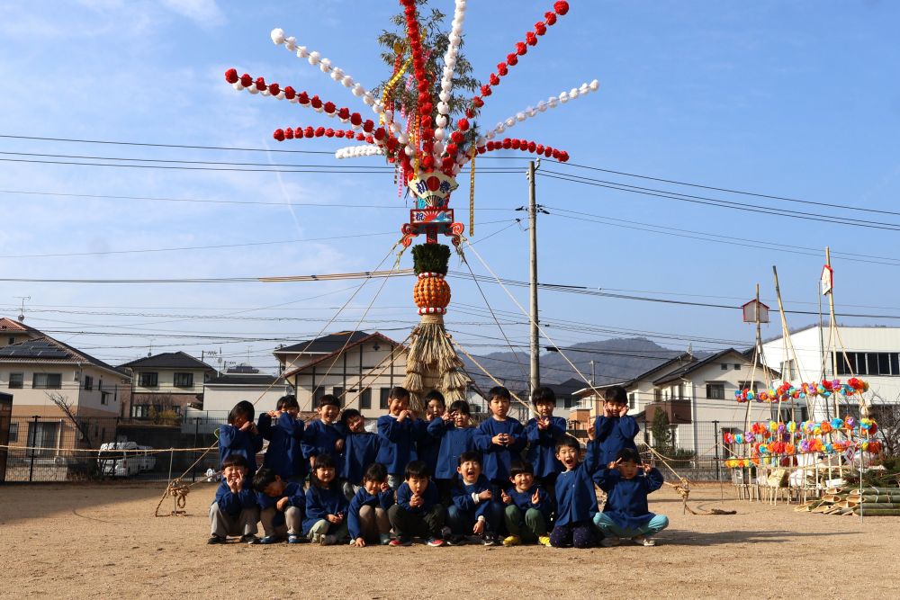 キリン組さんと平原のおおどおり公園に
とんどを見に行きました✨

あいはうすのクマ組さんも合流し、
キリン組さん、ゾウ組さん、みんなの笑い声で
いっぱいでした^_^💕💕