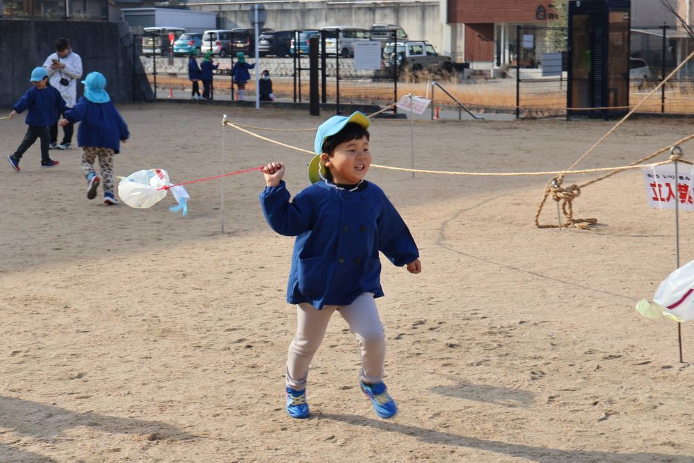 とんどもですがもう一つの目的は
自分たちで作った凧をあげること！！
待ち遠しく待っていたＭくん！🥺✧

公園に着くとが凧あげ開始！！
スピードを上げると凧が高くにあがることに
気付くと縦横無尽に駆け回ります🤍






