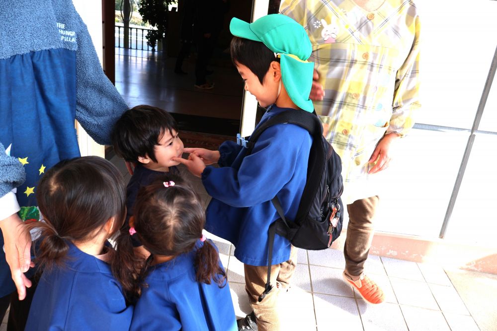 とんどの飾りを見に平原まで
ゾウ組さんとお散歩♪
春から歩くのがぐんぐん速くなったみんな
あっという間に着いたので
少しだけあいはうすに寄り道…

みんなが入ると園庭もいっぱい！！
それだけ大きくなったんだね♡
「Yちゃーん♡」
弟に会えて嬉しそうなYくん♡