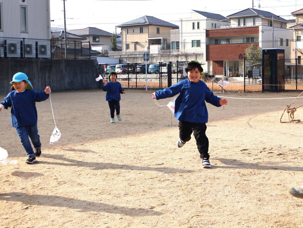 広場に着くと自分で作った凧を持って
走る、走る♪　「よーいどん！！」
ストローをどこにつけたらいいか考えながら
作った自分だけの凧です♡
園庭よりもおもいきり走れて気持ちいい😊
