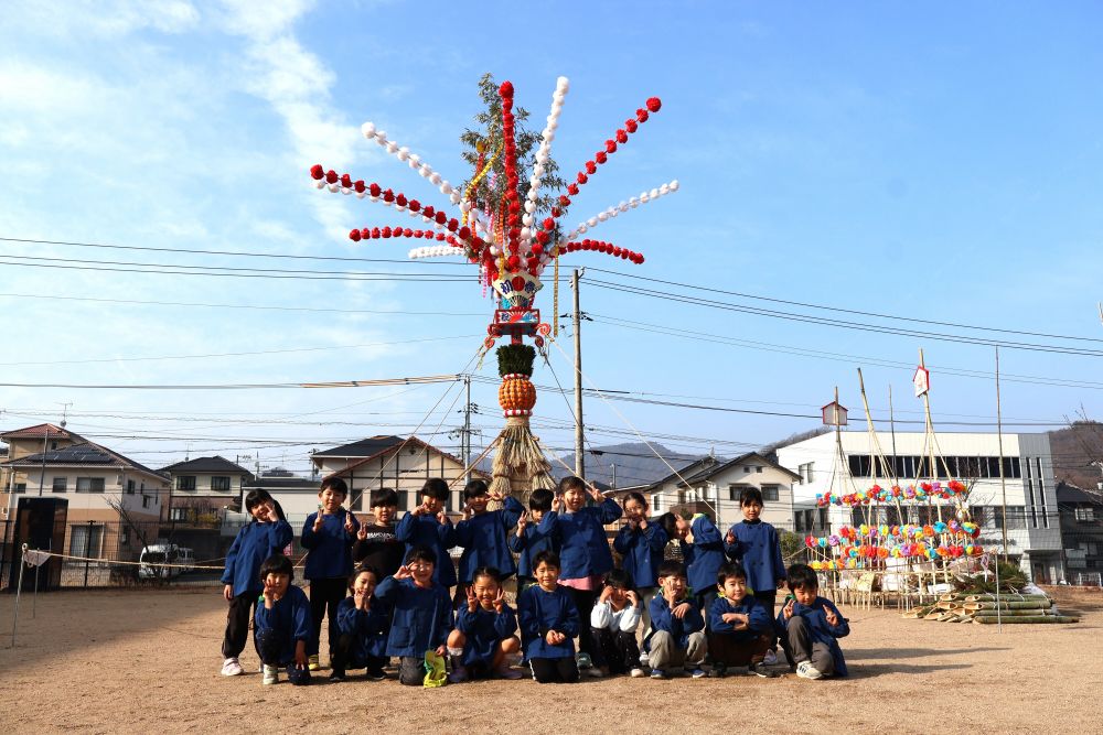最後に大きなとんどの飾りと記念写真♡

写真撮ろう！！と声をかけると
友達と被らないようにさっと並ぶキリン組さん
自分たちで考えて動く姿が増え
成長を感じながらも、ちょっぴり寂しいな～…