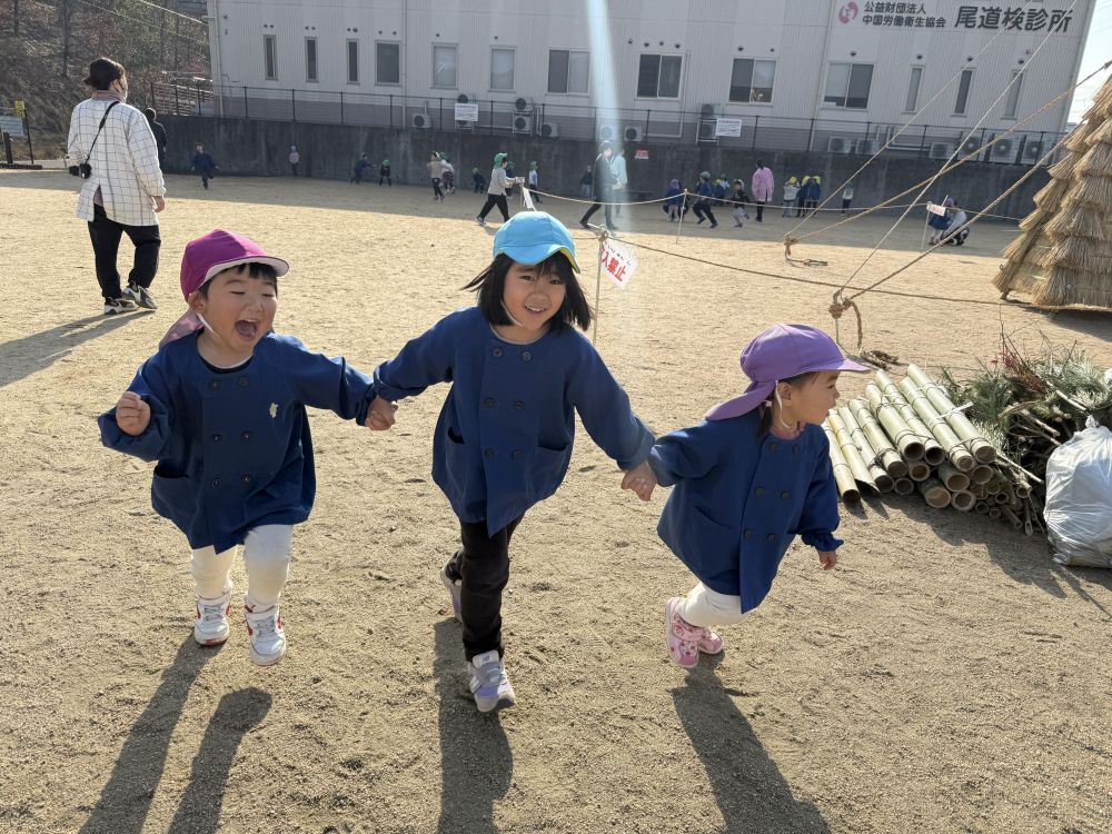 今日も、またまたおさんぽへ♪
1月とは思えない程の暖かさで、
お散歩日和です☀️

今日は、いつもの広場へ行くと…
門田保育園の、キリン・ゾウ組さんがいました♡

一緒に手を繋いで走ってくれたよ！！