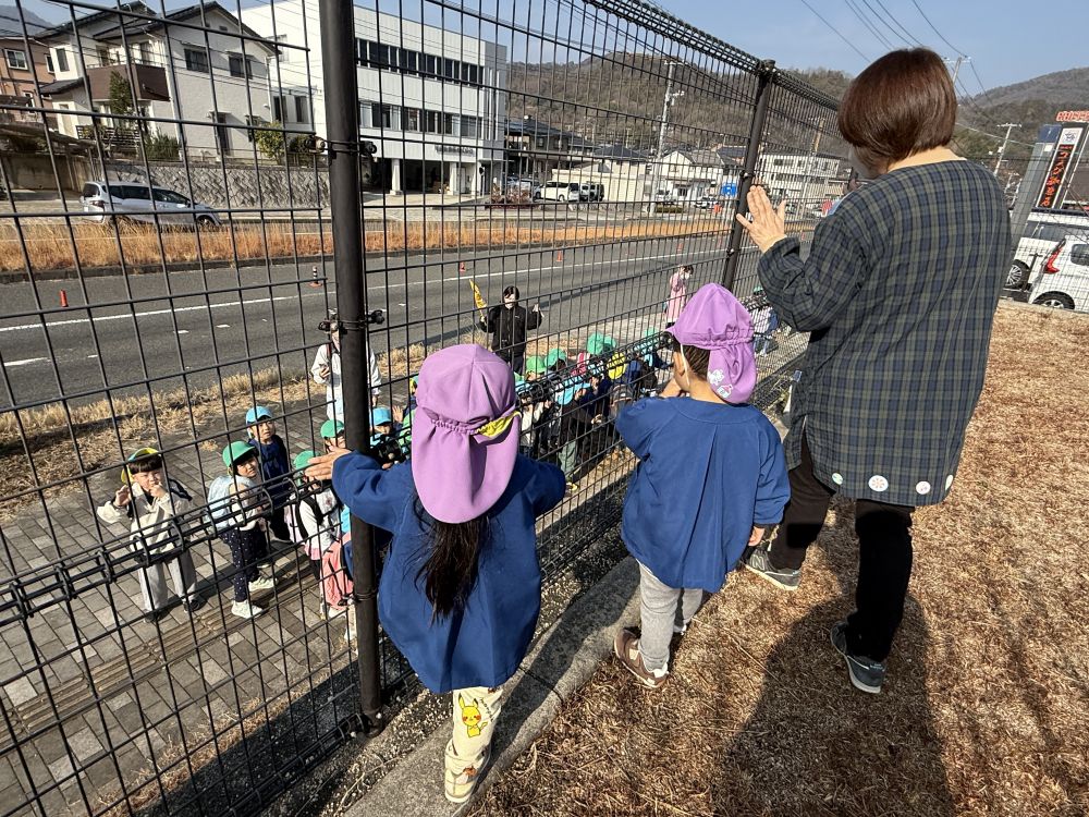 「もうかえるん？」
「さみしいー」
「またあそんでね」
「ぜったいまたきてね」と、
別れを惜しみながら、バイバイしました👋

あいはうすでは、1番大きいクラスのクマ組さん。
いつもは、お兄ちゃんお姉ちゃんの立場だけど、
今日は、優しくしてもらったり、
たくさん遊んでもらったり…

素敵な刺激をたくさんもらったね✨️