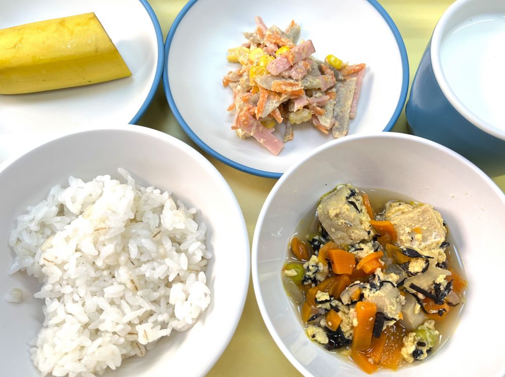 麦ご飯

高野豆腐の卵とじ

ごぼうとコーンのサラダ

バナナ

牛乳