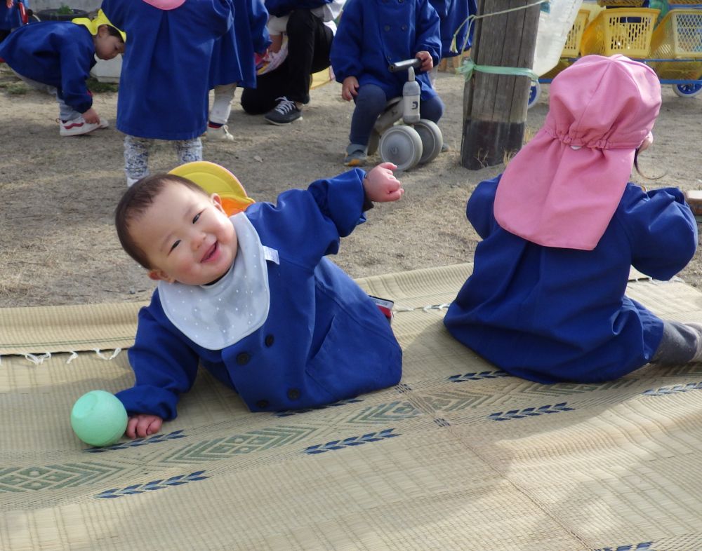 ウサギ組に3人の新しいお友達が来ました！！

食べるの大好きKくん！

周りをじっくり観察したら、ハイハイでゆっくり探索に出かけます
気になる玩具をみつけると・・・
クルクル回しながら観察して遊び始めます
