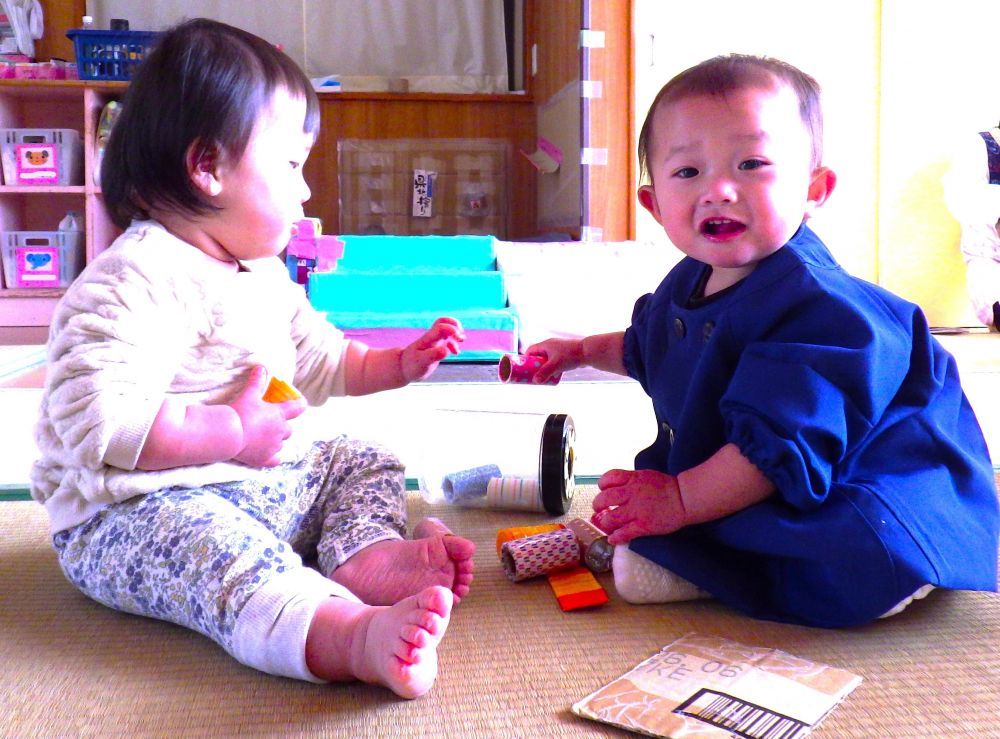 ポットン落としが上手なIちゃん！

出来ると嬉しくてにっこり♡
指先を上手に使い、部屋ではおもちゃで、外では石をポットンしてたのしんでいます