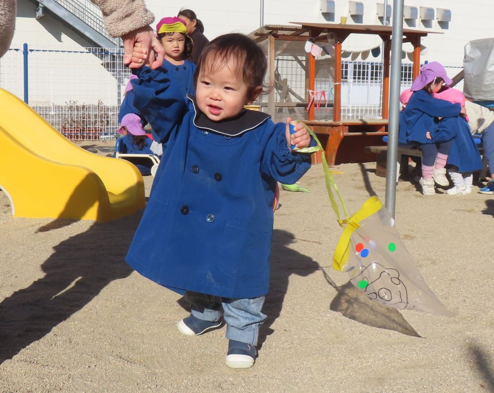 ”凧あげ”

シール貼りした凧
　あがってる？😊
