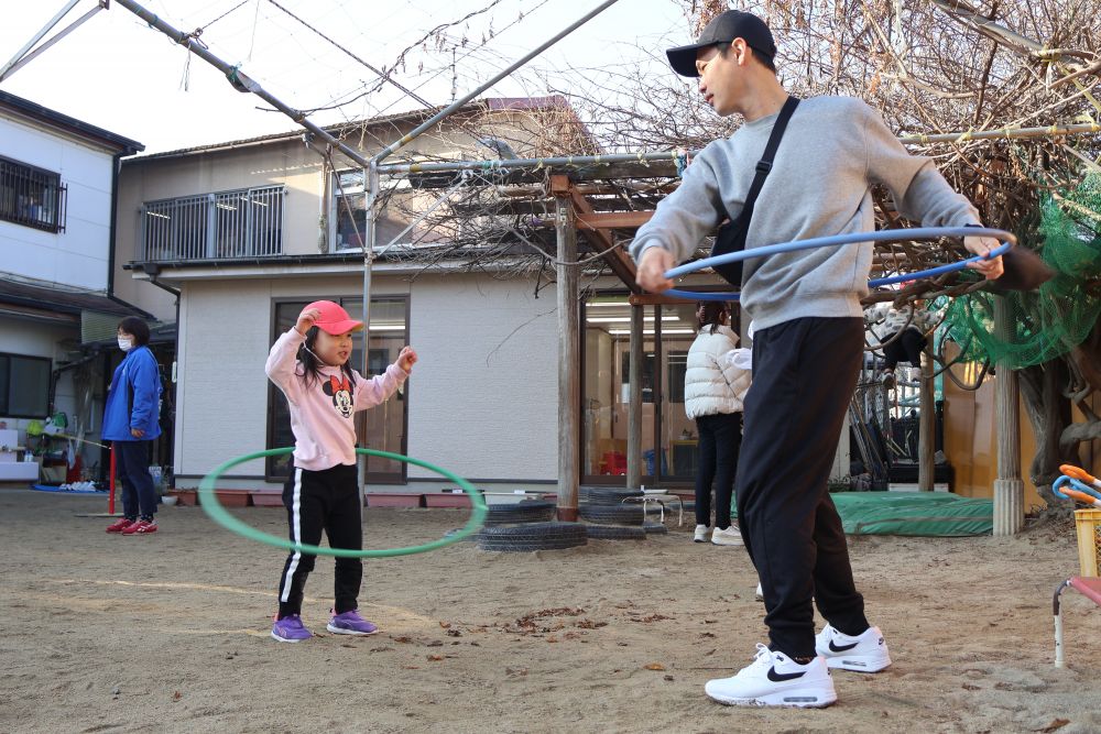 今日はリス組さんの保育参加！
嬉しくてどきどきして…♡

戸外遊びでは、大好きな大縄跳び、木登りやフラフープ！
回し方を教えてあげていたSちゃん！

砂場では山やトンネル、大きな穴もできていて、ワクワクしちゃうね！