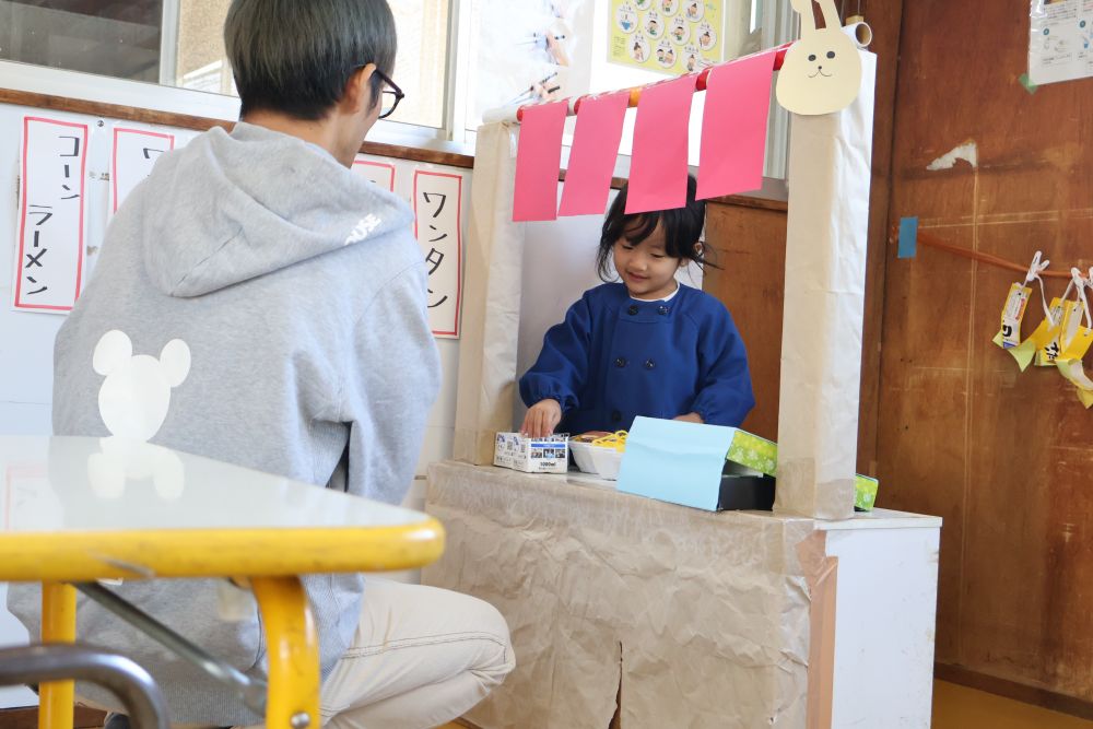 室内では、最近みんなが楽しんで取り組んでいる製作遊び！
今日は何を作ろうかな～、一緒に作るの楽しいね♡

Mちゃん「いらっしゃいませ～」
何ラーメンを作ってあげたのかな？(*^_^*)

大好きなブロックでも製作を楽しみました！何ができたかな～？
