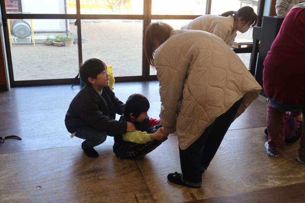 自由遊びの後は、大好きなリズム🎶
体の使い方もとってもに上手になりました！

今日はお家の人とも一緒にチャレンジ！！