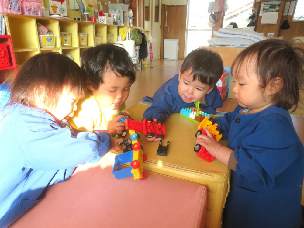 友達と関わって遊ぶ姿が多くなったヒヨコ組さん
一緒に遊ぶ中で楽しさを見つけたり、興味を持ったりしながら楽しんでいます



ブロック好きの仲間が集まって
ブロックの車を走らせます
「ブーンブーン」
「ドーン！」
「キャー！」
車がぶつかって大転倒してしまいました
そんなアクシデントも楽しみの一つに代わり
今度はわざと車と車をあてて、笑いながら遊びます