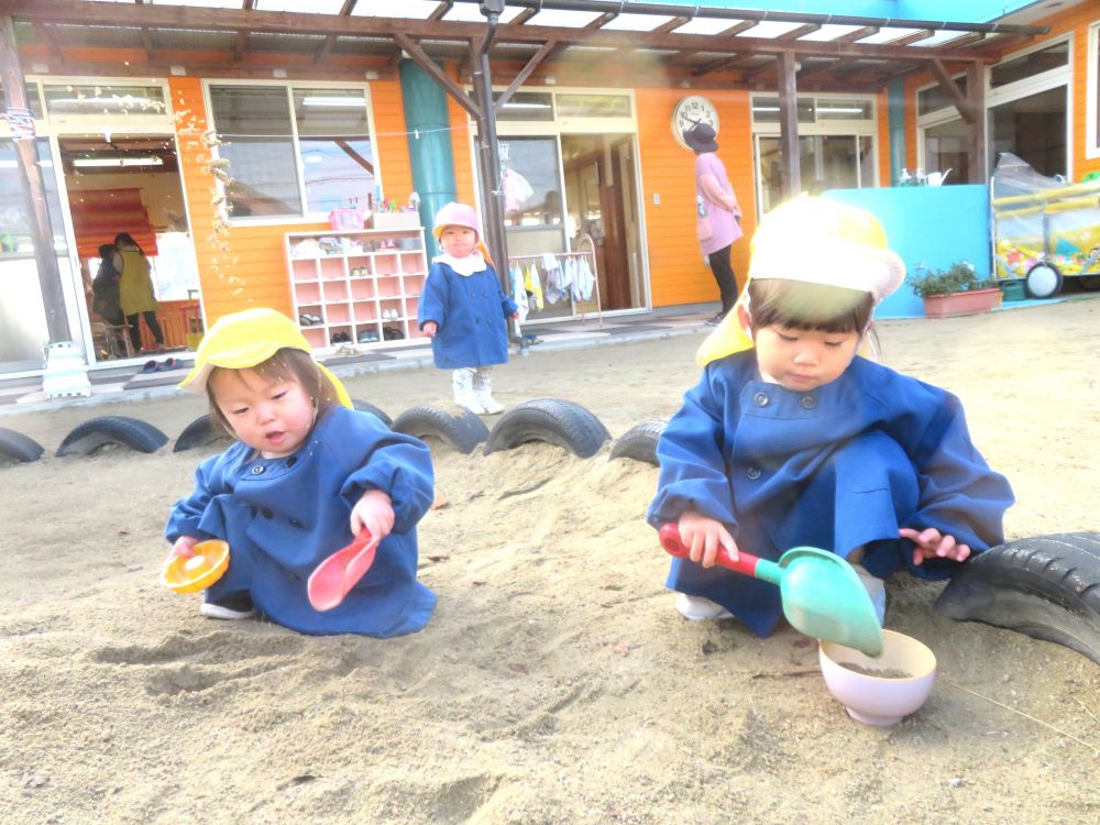 砂遊びをしているKちゃんの傍にそっと座り
一緒に砂遊びを始めたYちゃん…
お互いの存在が気なるようでチラチラ見ながら同じ空間で楽しみます
言葉は交わさなくても大好きな遊びが同じの気になる存在…
これから大の仲良しになる予感です♡