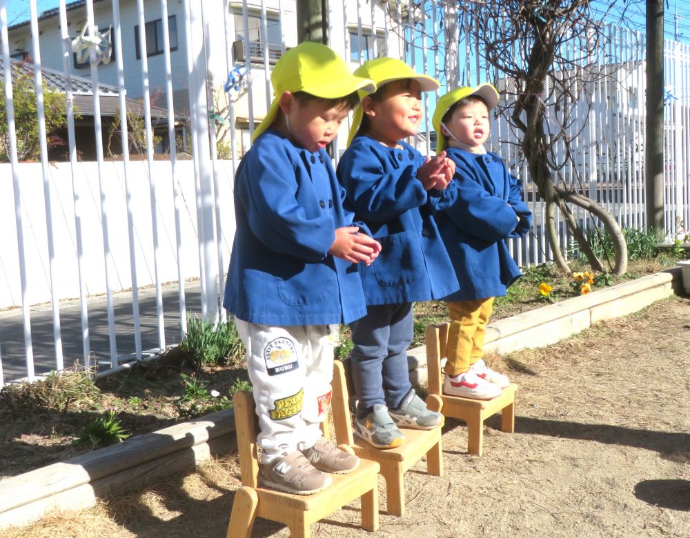 自分たちで舞台を用意して始まったのは歌のコンサート
選曲は3人が得意とする「はたらくくるま」

「どんどん出てこい働く車～♪」
大きな声は自信に溢れています
手拍子をしながら歌う事を楽しむ3人

一人一人が好きな事を見つけ楽しんで遊んでいます♡

