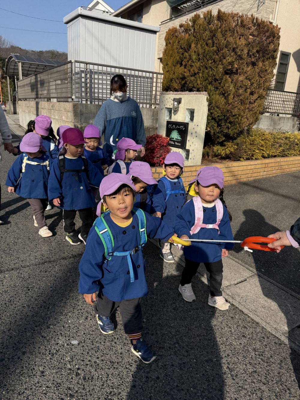 最近おさんぽ大好きなクマ組さん♡
今日も行っちゃおー！！

今日は、輪っかを持って歩いて行くよ～☺️
とっても上手に持って、
横断歩道も、
手をあげて上手に渡れるようになったよ✨️