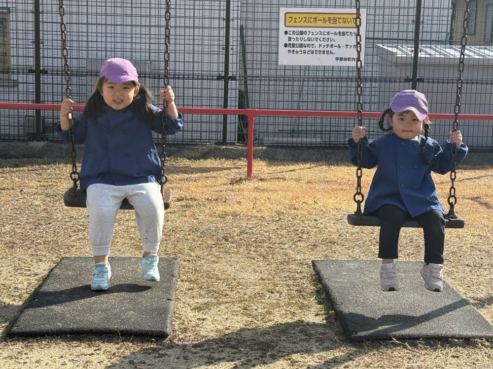 ブランコみーつけた♪

保育園のタイヤブランコとは、
ちょっと違うね！！
上手にバランスを取って…