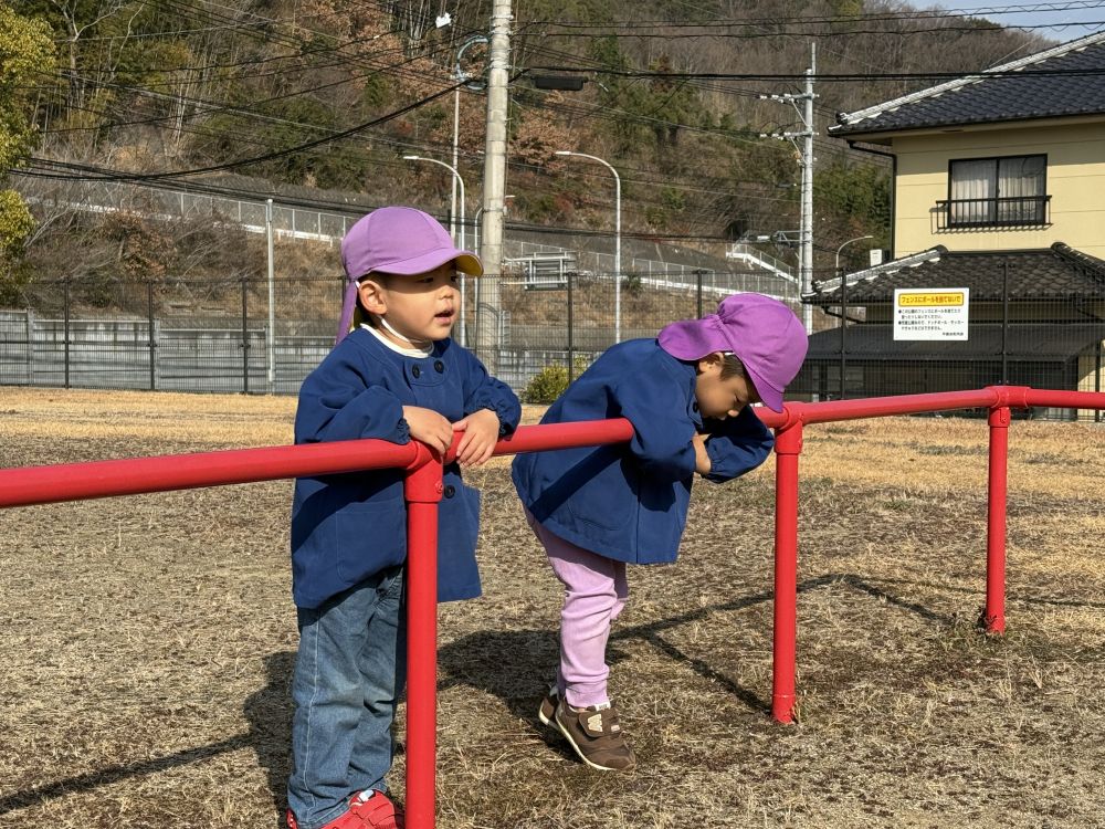 「いーち、にー、さーん…おまけの
  おまけのきしゃっぽっぽー、
ぽーとなったら、かわりましょぽっぽー♪」

順番に待つ時は、
ブランコの柵の外。
上手に数を数えて歌を歌って、
順番も上手に待てるようになったよ♡