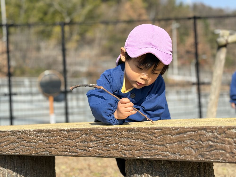 Iくんは、
木の枝を見つけて、
『えんぴつ』に見立てて、
かきかきかき…

